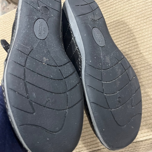 Earth Origins Nubuck Adjustable Slip-Ons - Black  9-1/2 Medium - Picture 3 of 5